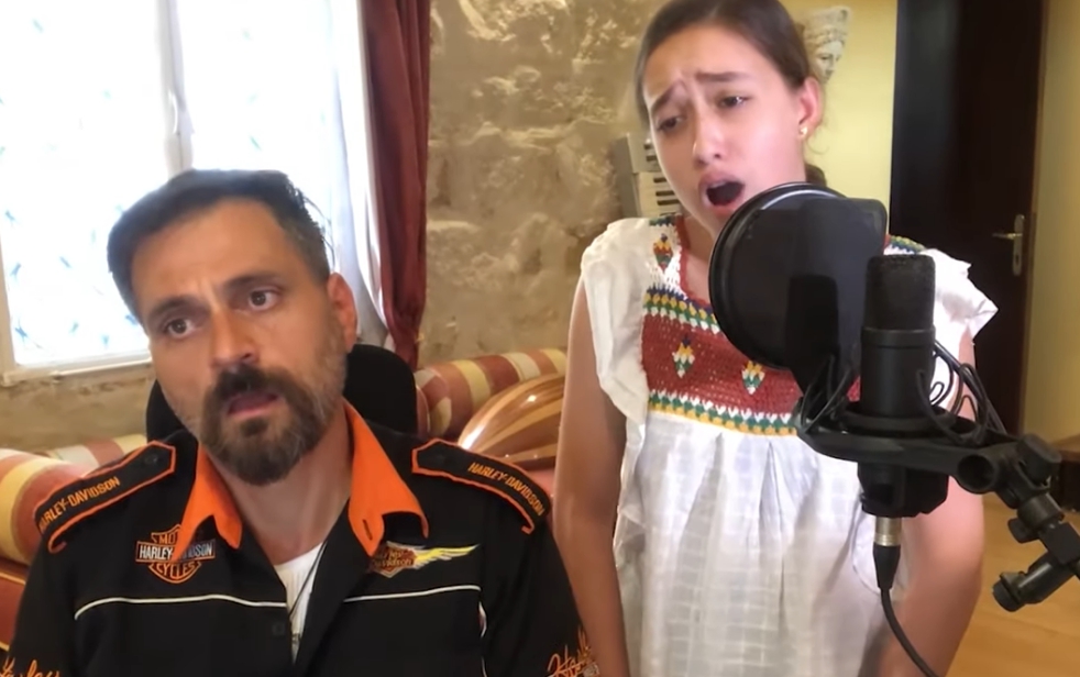 Η απίστευτη ερμηνεία της μικρής Γεωργίας σε ένα τραγούδι αφιερωμένο στην μαμά της (video)