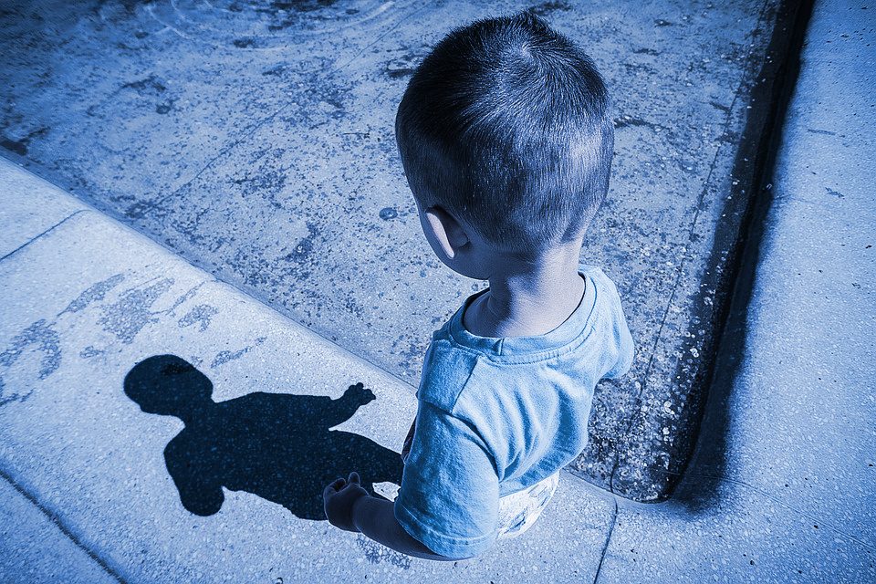 Γλίτωσε τον πόλεμο, αλλά όχι τον ρατσισμό: Η αυτοκτονία ενός 9χρονου αγοριού που οφείλει να μας διδάξει πολλά