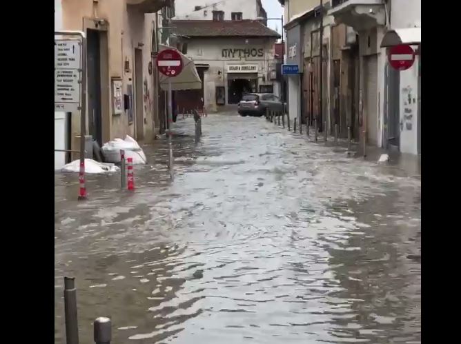 Απίστευτο video με γυναίκα να κάνει ποδήλατο στην πλημμυρισμένη Λεμεσό