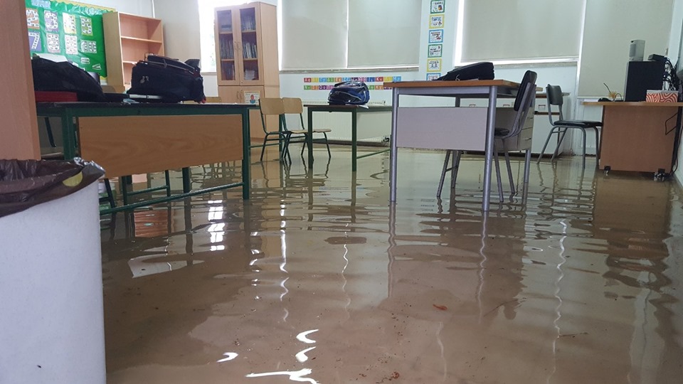 Σε λίμνη μετατράπηκε σχολείο στη Λεμεσό – Εικόνες