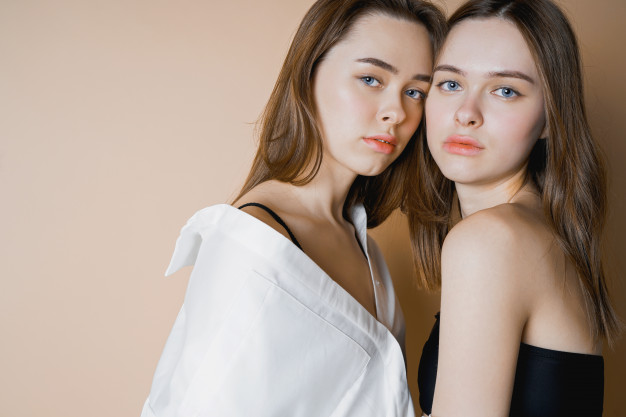 Twinfluencers: Η τάση που κυριεύει το Instagram και μας κάνει να τα βλέπουμε… διπλά!
