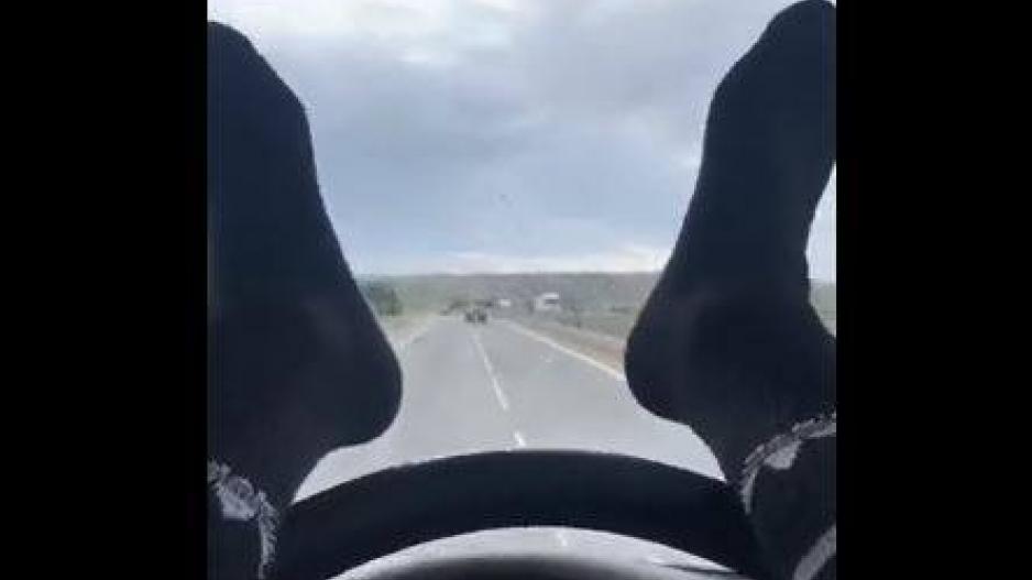 «Η οδήγηση δεν είναι χαβαλές»: Σάλος με οδηγό που κρατά το τιμόνι με τα πόδια – Η έρευνα της Αστυνομίας