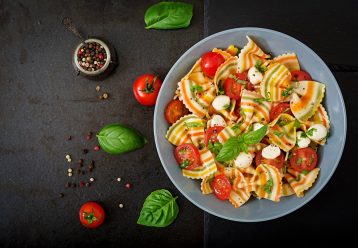 Φαρφάλες με σπανάκι και κόκκινη σάλτσα: Το εύκολο και νόστιμο φαγητό που θα λατρέψουν τα παιδιά