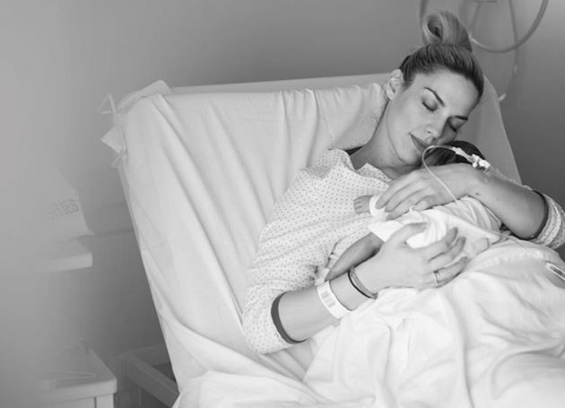 Γνωστή Ελληνίδα παρουσιάστρια έγινε μανούλα – Οι πρώτες της φωτογραφίες με το μωρό!