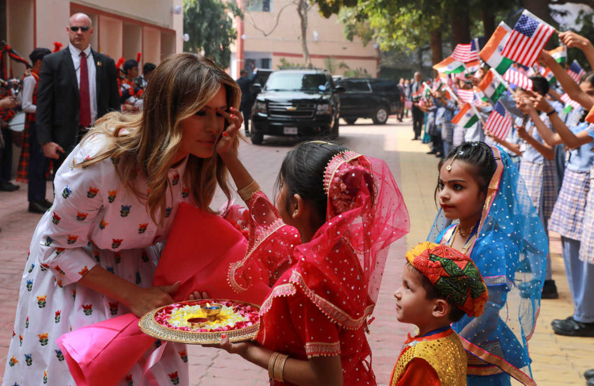Η Μελάνια Τραμπ επισκέφτηκε σχολείο στην Ινδία – Της έβαλαν “τιλάκ”