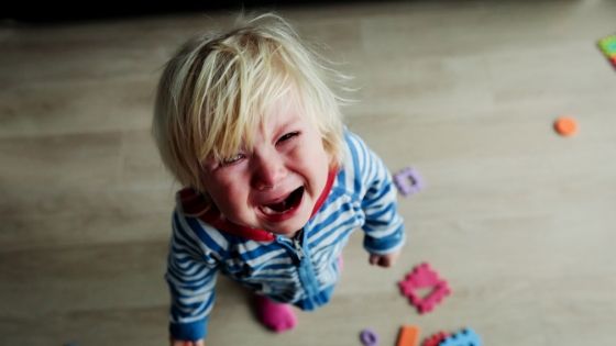 Κι όμως οι μπαμπάδες τα καταφέρνουν καλύτερα με τα ξεσπάσματα θυμού των παιδιών
