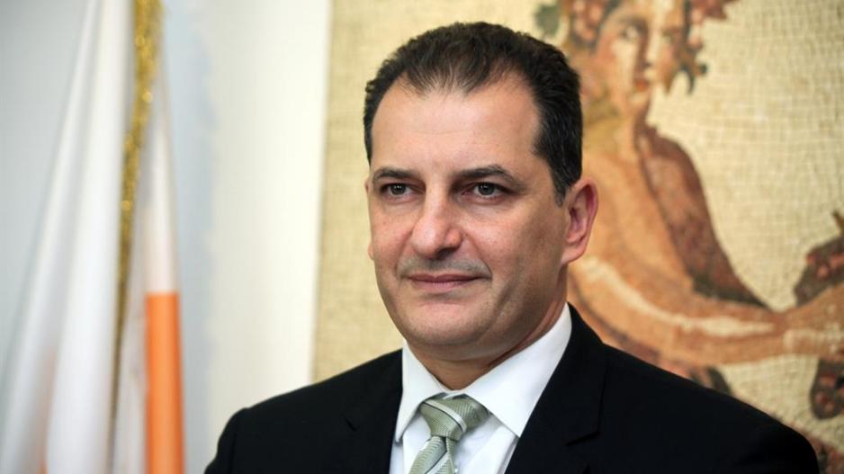 Σε αυτοπεριορισμό επιστρέφοντας από Ιταλία ο υπουργός Γ. Λακκοτρύπης και η οικογένειά του