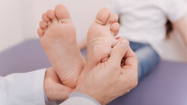 “Covid toes”: Το νέο παράξενο σύμπτωμα του κορωνοϊού περισσσότερο σύνηθες στα ασυμπτωματικά παιδιά!