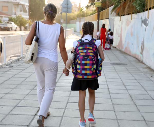 Συνεχίζει να αγνοεί εκπαιδευτικούς και γονείς το ΥΠΠΑΝ