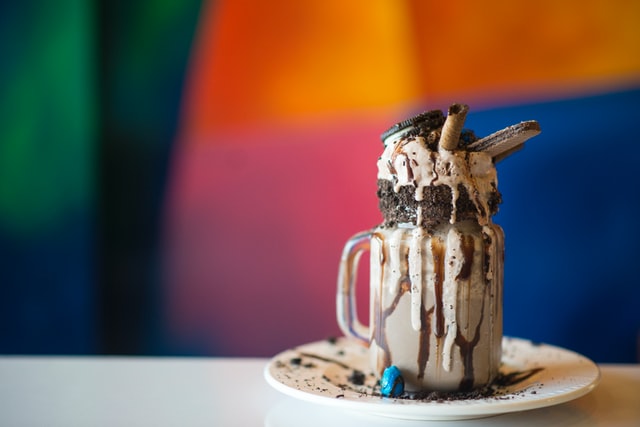 Δροσιστικό milkshake με μπισκότα και σοκολάτα