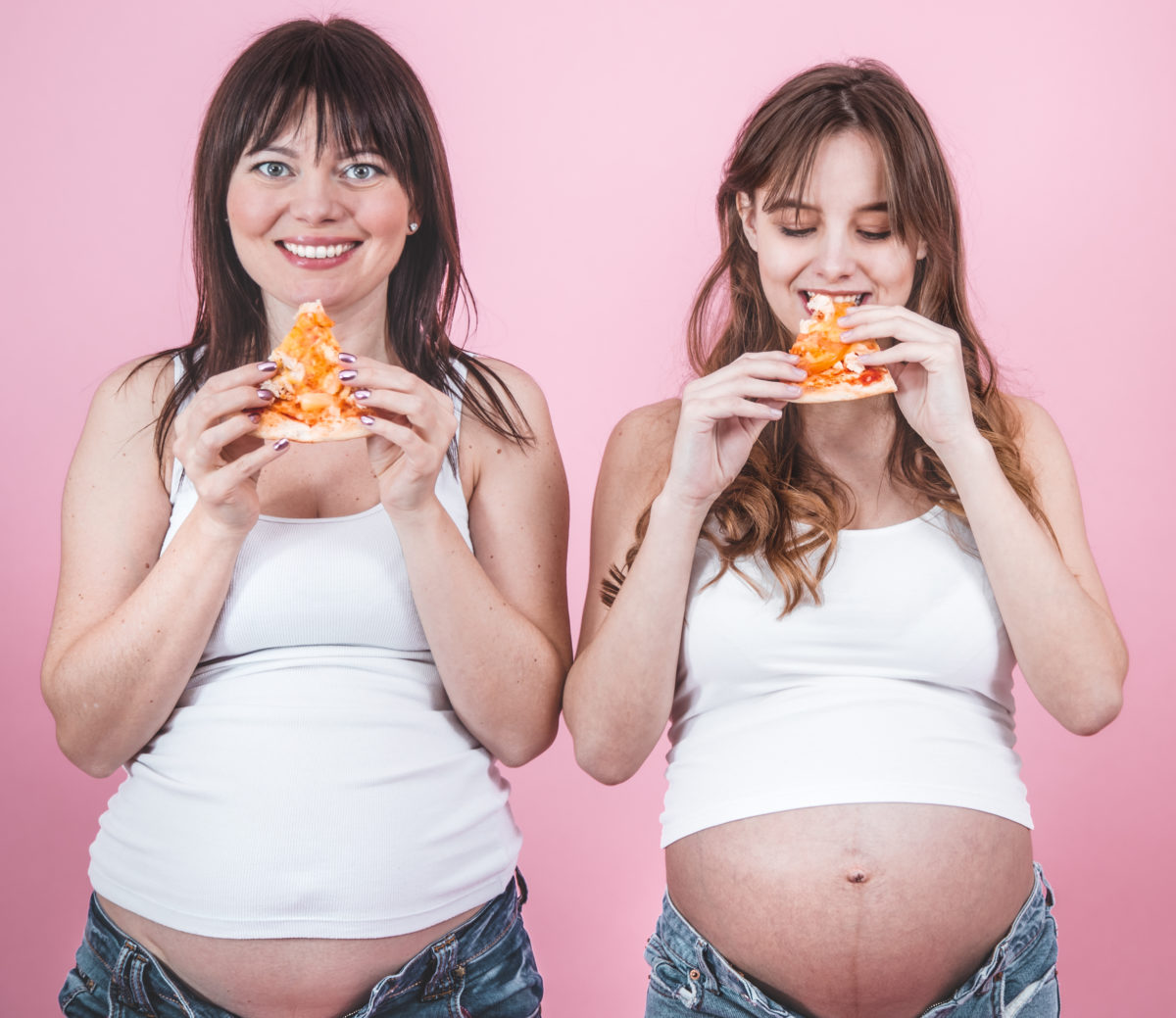 С пиццей в аквапарке. Аппетитно ест пиццу. Пицца для бедных. "пицца". Кушает пиццу.