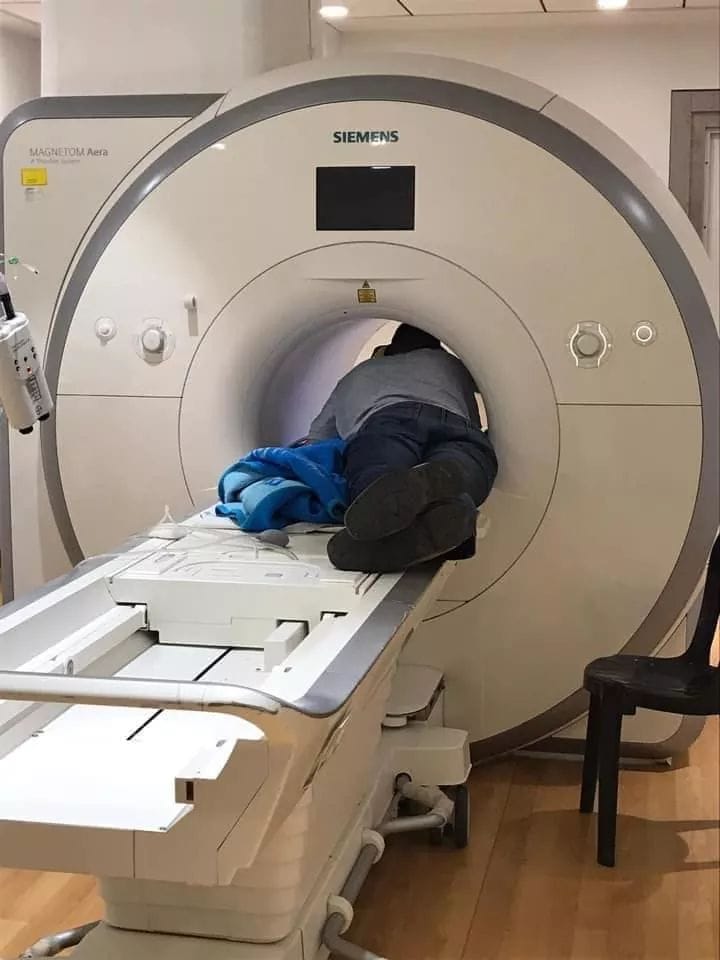 Συγκλονίζει ο πατέρας που μπαίνει στον μαγνητικό τομογράφο μαζί με την 2χρονη κόρη του!