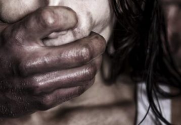 Φρίκη και αποτροπιασμός: Βίαζε την ανήλικη κόρη της συντρόφου του απειλώντας τη με μαχαίρι