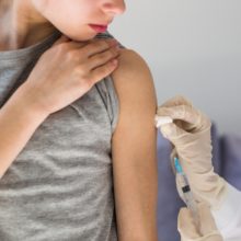 Κορωνοϊός: Τι θα γίνει με την τρίτη δόση εμβολίου των εφήβων