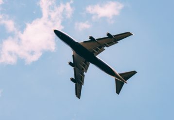 Βίντεο: Επιβάτης σε παραλήρημα άρχισε να βρίζει χυδαία μωρό που έκλαιγε σε πτήση