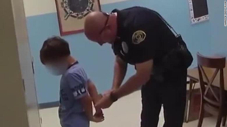 Σάλος με το video που δείχνει αστυνομικούς να συλλαμβάνουν 8χρονο με ΔΕΠΥ στο σχολείο του