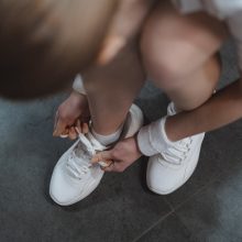 Πώς να καθαρίσεις τα λευκά sneakers- Θα μοιάζουν ολοκαίνουρια!