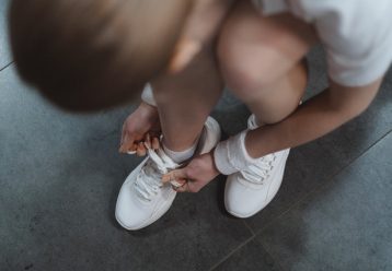 Πώς να καθαρίσεις τα λευκά sneakers- Θα μοιάζουν ολοκαίνουρια!