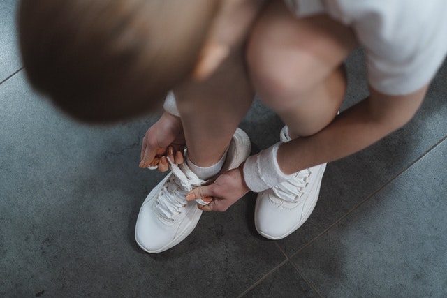 Πώς να καθαρίσεις τα λευκά sneakers- Θα μοιάζουν ολοκαίνουρια!