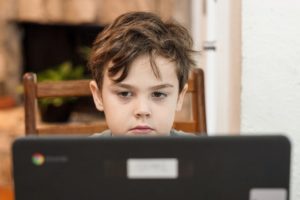 Πώς θα αποφευχθεί η τηλεκπαίδευση σε περίπτωση νέου κύματος, σύμφωνα με τον ΠΟΥ