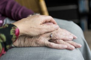 «Η μαμά μου δεν θυμάται καν ποια είμαι, νιώθει όμως την αγάπη μου»