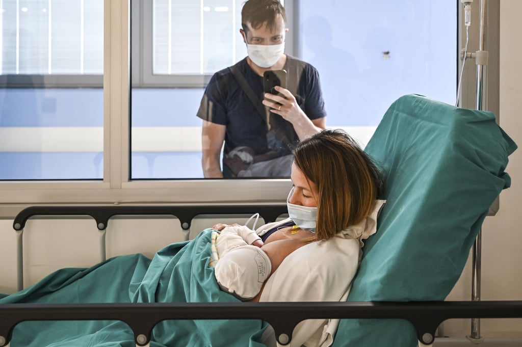 Η ζωή μας στην εποχή του Covid-19: 10 συγκλονιστικές εικόνες από τη χρονιά που πέρασε