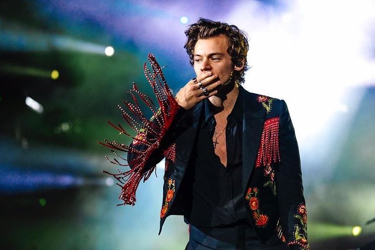 Harry Styles: Ο 26χρονος που έσπασε τα στερεότυπα της μόδας με το εκκεντρικό στυλ του