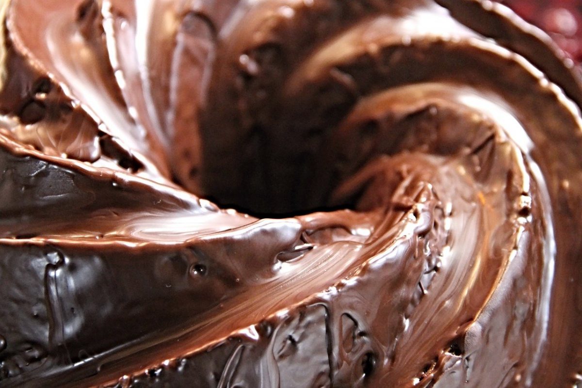 Κέικ σοκολάτας χωρίς ζάχαρη και αλεύρι που γίνεται σε 8 λεπτά!