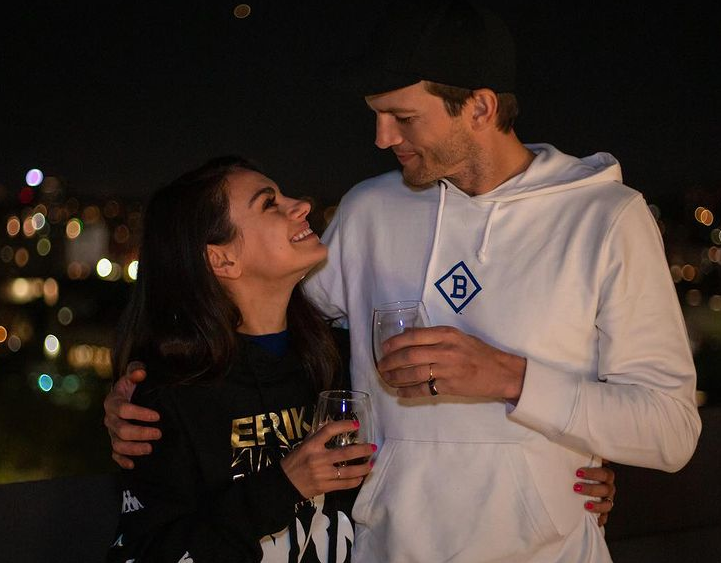 Mila Kunis και Ashton Kutcher παραδέχονται πως κάνουν τα παιδιά μπάνιο μόνο όταν «βλέπουν τη βρομιά»