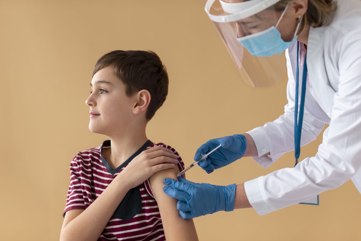 Εμβόλιο κορονοϊού: Μικρό όφελος από τρίτη δόση σε ανηλίκους