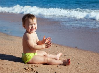 Γονείς, το νου σας! Μέχρι 2 ετών στη θάλασσα τα μωρά στην αγκαλιά και τα νήπια σε απόσταση «ενός χεριού»