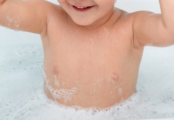 Προσοχή με τα παιδιά στο μπάνιο: Μαμά εξηγεί πώς μπορεί να ξεφύγουν και να γίνει το κακό