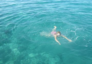 Σε αυτό το νησί η εκμάθηση κολύμβησης στα κορίτσια είναι μία πράξη επανάστασης