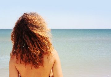 5 τρικ για να επαναφέρεις τα ταλαιπωρημένα από τον ήλιο και τη θάλασσα μαλλιά σου