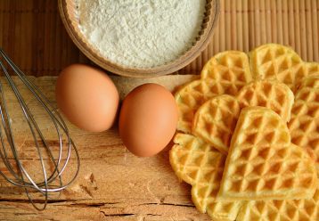 Αλμυρές βάφλες με τυρί: Το απόλυτο οικογενειακό brunch του καλοκαιριού