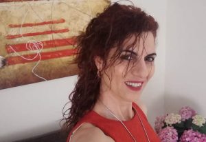 Η Αναστασία Νεοκλέους γράφει ποίηση, ζωγραφίζει και φτιάχνει τον «καφέ της αγάπης» για καρκινοπαθείς