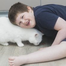 Τα ζώα είναι μοναδικά: Γατούλα με τρία πόδια βοηθά 6χρονο με εγκεφαλική παράλυση
