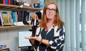 Η δημιουργός του εμβολίου της AstraZeneca έγινε... Barbie!