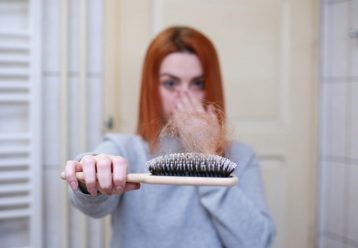 Γιατί πέφτουν τα μαλλιά μας το φθινόπωρο και πώς μπορούμε να τα «σώσουμε»