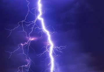 Τραγικό: Έφηβη έπαθε ηλεκτροπληξία ενώ μιλούσε στο κινητό της κατά τη διάρκεια καταιγίδας