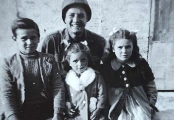 Στον Β' Παγκόσμιο Πόλεμο παραλίγο να πυροβολήσει 3 παιδιά, σήμερα τα αγκαλιάζει ξανά