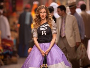 Η Κάρι Μπράντσο με 5 outfits σού δείχνει πώς να είσαι fashion icon ακόμα και μετά τα 50!