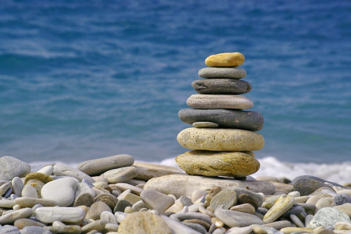 6 απίθανες ιδέες για να παίξουν τα παιδιά σε παραλίες με πέτρες