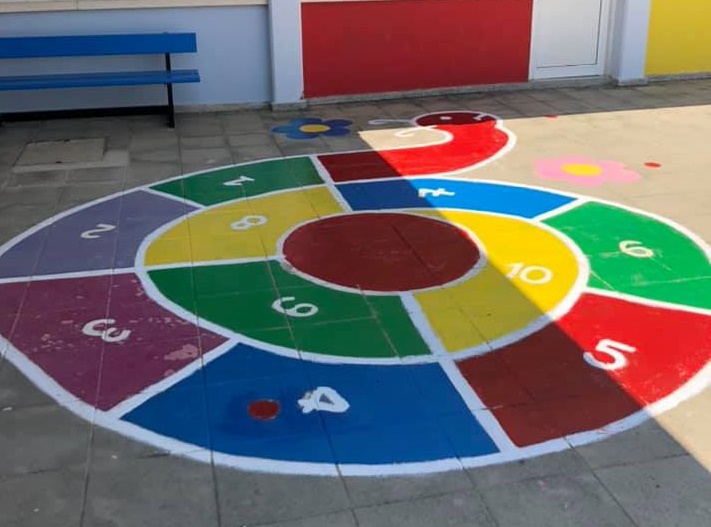 Το Β´ Δημοτικό Σχολείο Παλαιομετόχου έγινε μία χρωματιστή πολιτεία (εικόνες)