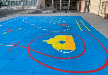 Το Α' Δημοτικό Σχολείο Τσερίου γέμισε πολύχρωμα επιδαπέδια παιχνίδια για τα παιδιά (εικόνες)