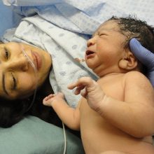 Απίστευτη νοσοκόμα αφού γέννησε έκανε η ίδια την εξέταση στο μωρό της (εικόνες)