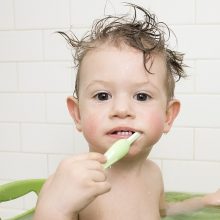 Μαμά οδοντίατρος αποκαλύπτει τις 8 τροφές που δεν πρέπει να δίνουμε στα παιδιά μας