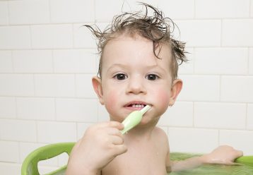 Μαμά οδοντίατρος αποκαλύπτει τις 8 τροφές που δεν πρέπει να δίνουμε στα παιδιά μας