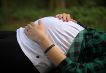 Αν «σπάσουν τα νερά» μιας εγκύου πρόωρα, ο τοκετός πρέπει πάντα να επισπεύδεται;