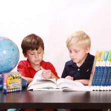 «Μαμά, δεν μπορώ να το μάθω»: Έξυπνα tips για να μάθουν τα παιδιά το μάθημα «νεράκι»
